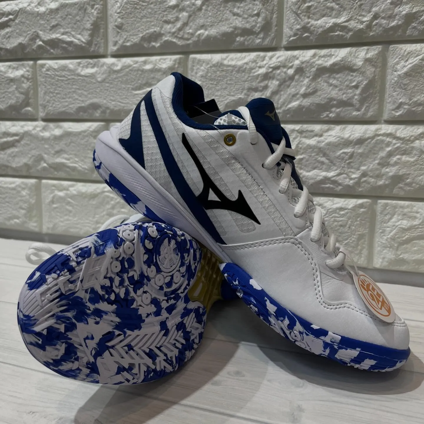 ミズノが誇るバドミントンシューズ「ウェーブクロー4 フィット...