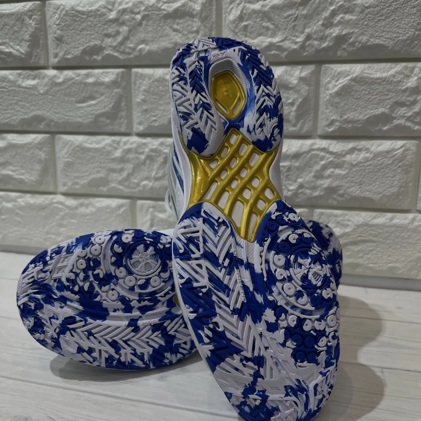 ミズノが誇るバドミントンシューズ「ウェーブクロー4 フィット...