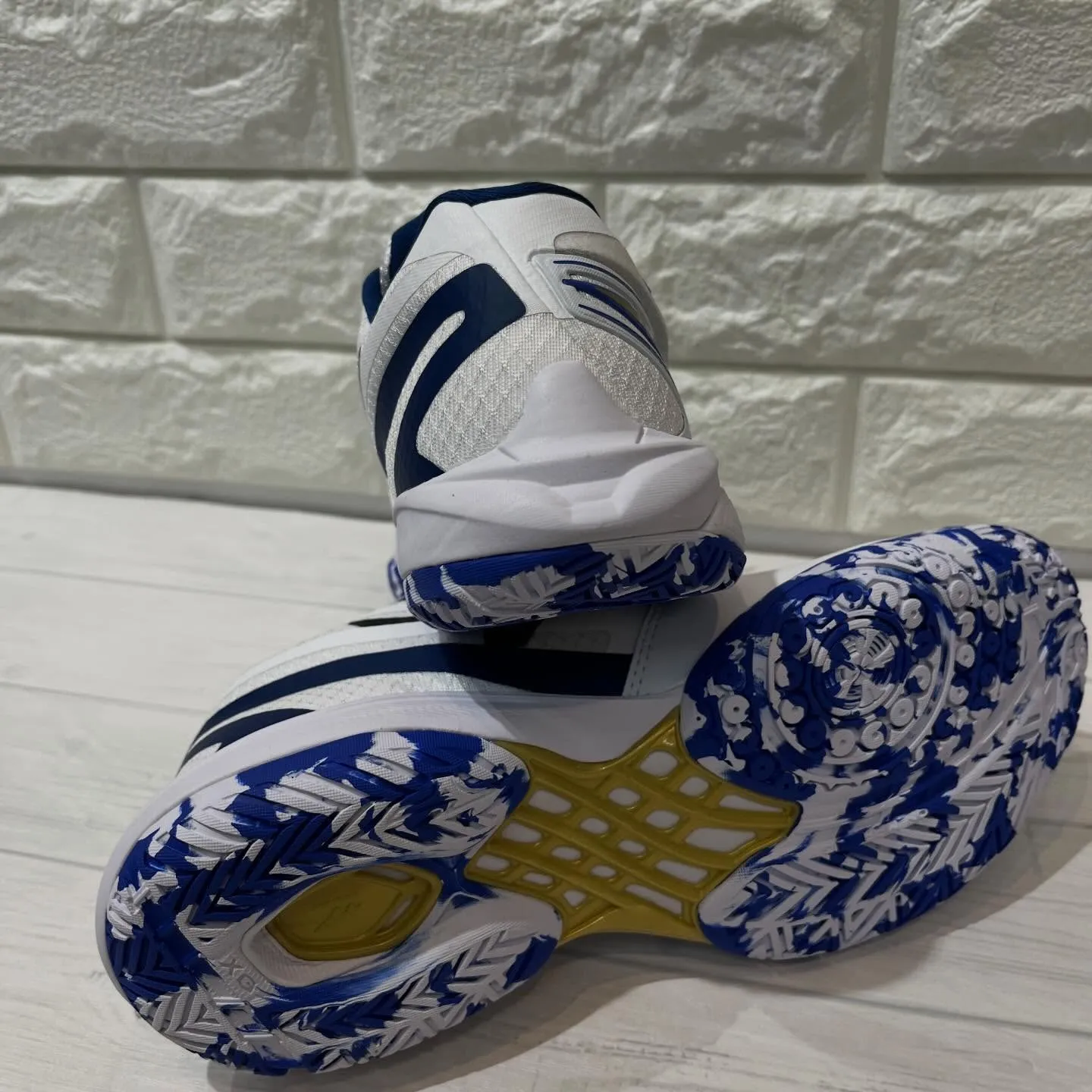 ミズノが誇るバドミントンシューズ「ウェーブクロー4 フィット...