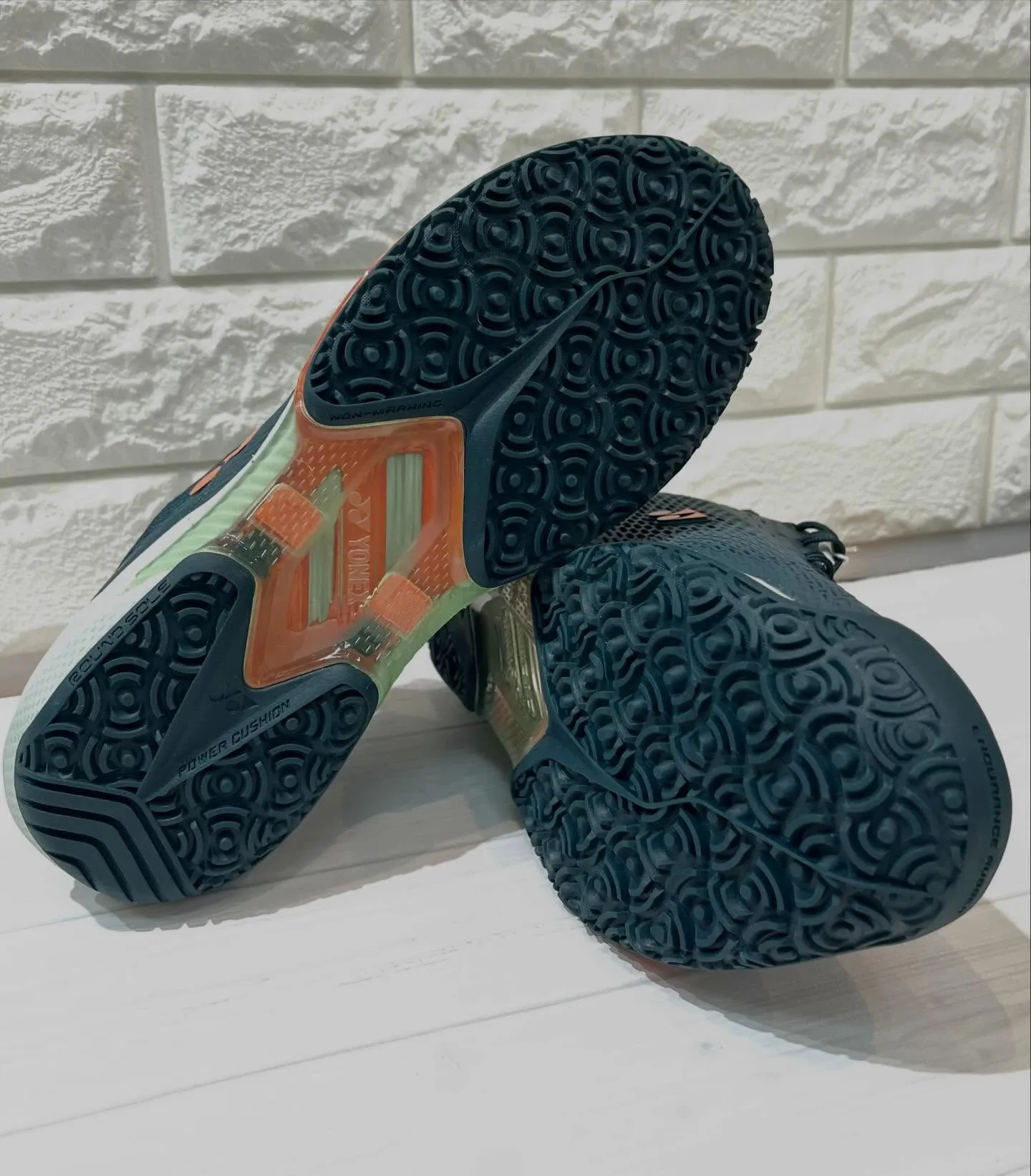 ヨネックスの「アドアクセル」シリーズに、新しいカラーが加わり...