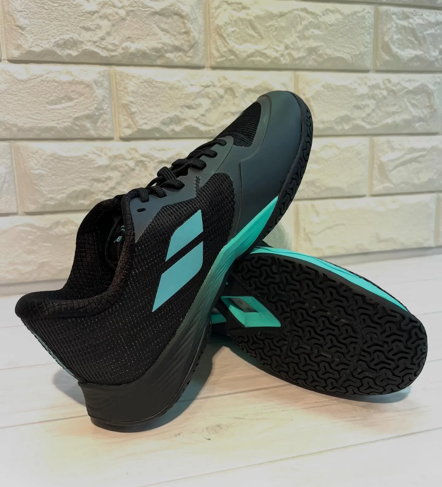 バボラバドミントンシューズ「シャドウスピリット」は、ミシュラ...