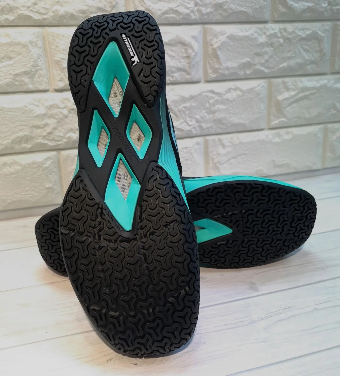 バボラバドミントンシューズ「シャドウスピリット」は、ミシュラ...