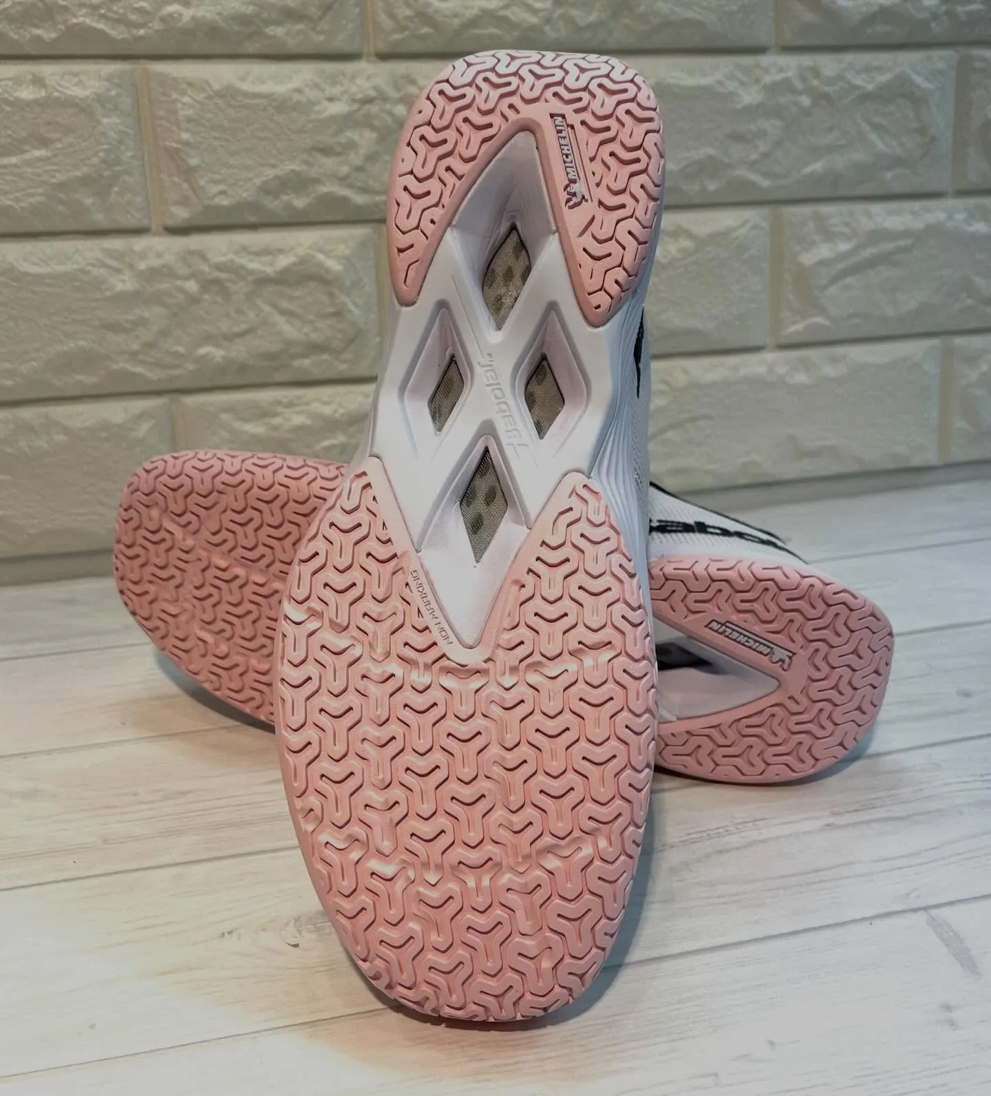 バボラバドミントンシューズ「シャドウスピリット」は、ミシュラ...