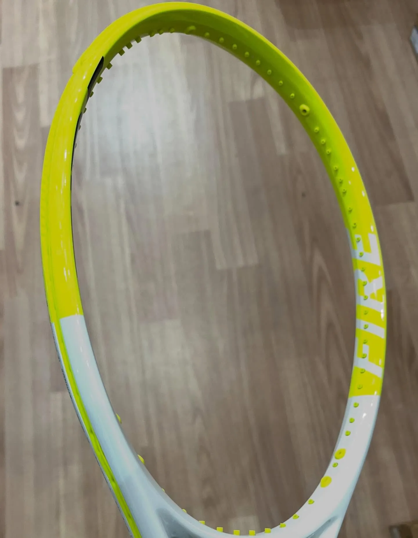 この春、テニファイバーの最新モデル「FIRE300グラム」で...