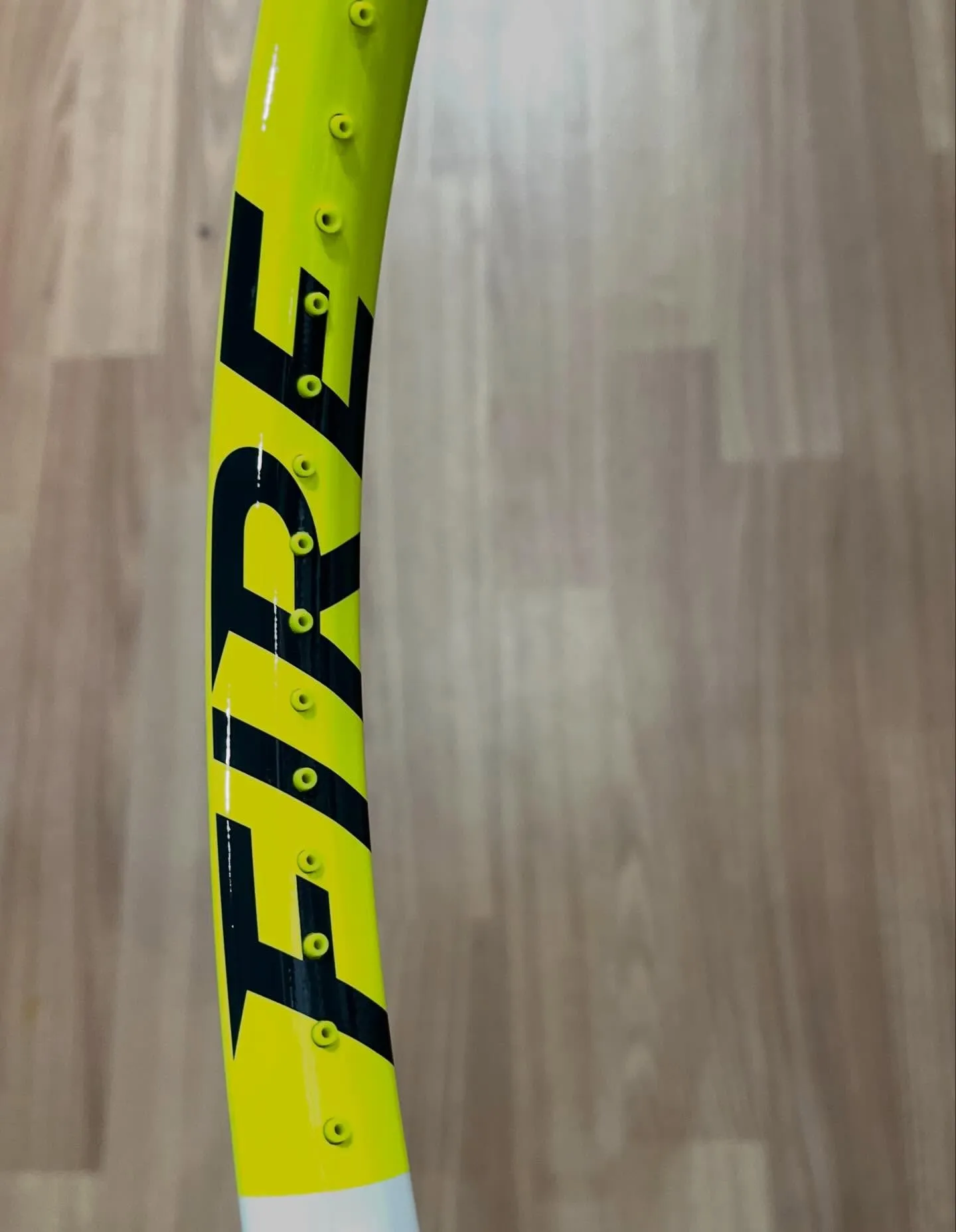 この春、テニファイバーの最新モデル「FIRE300グラム」で...