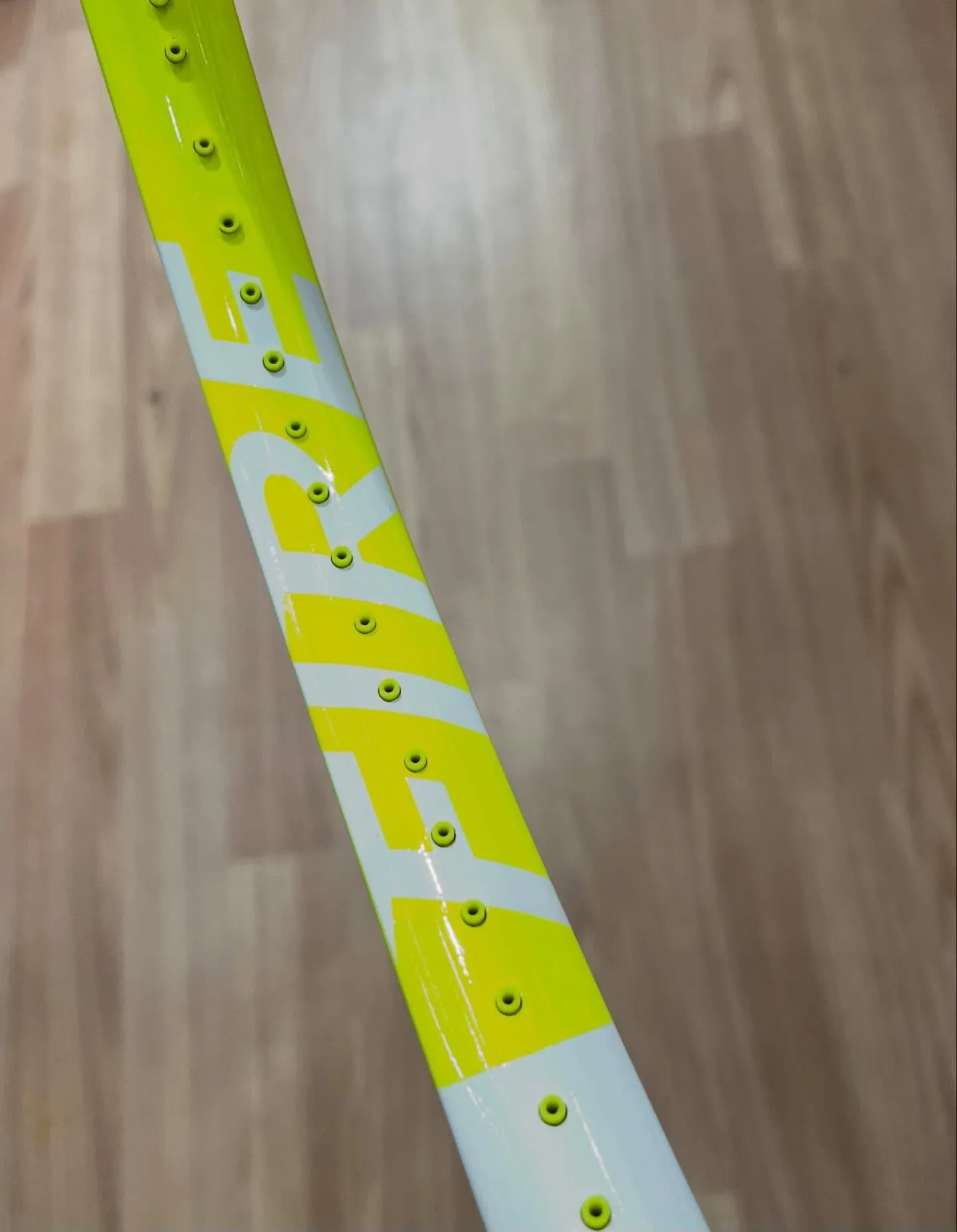 この春、テニファイバーの最新モデル「FIRE300グラム」で...