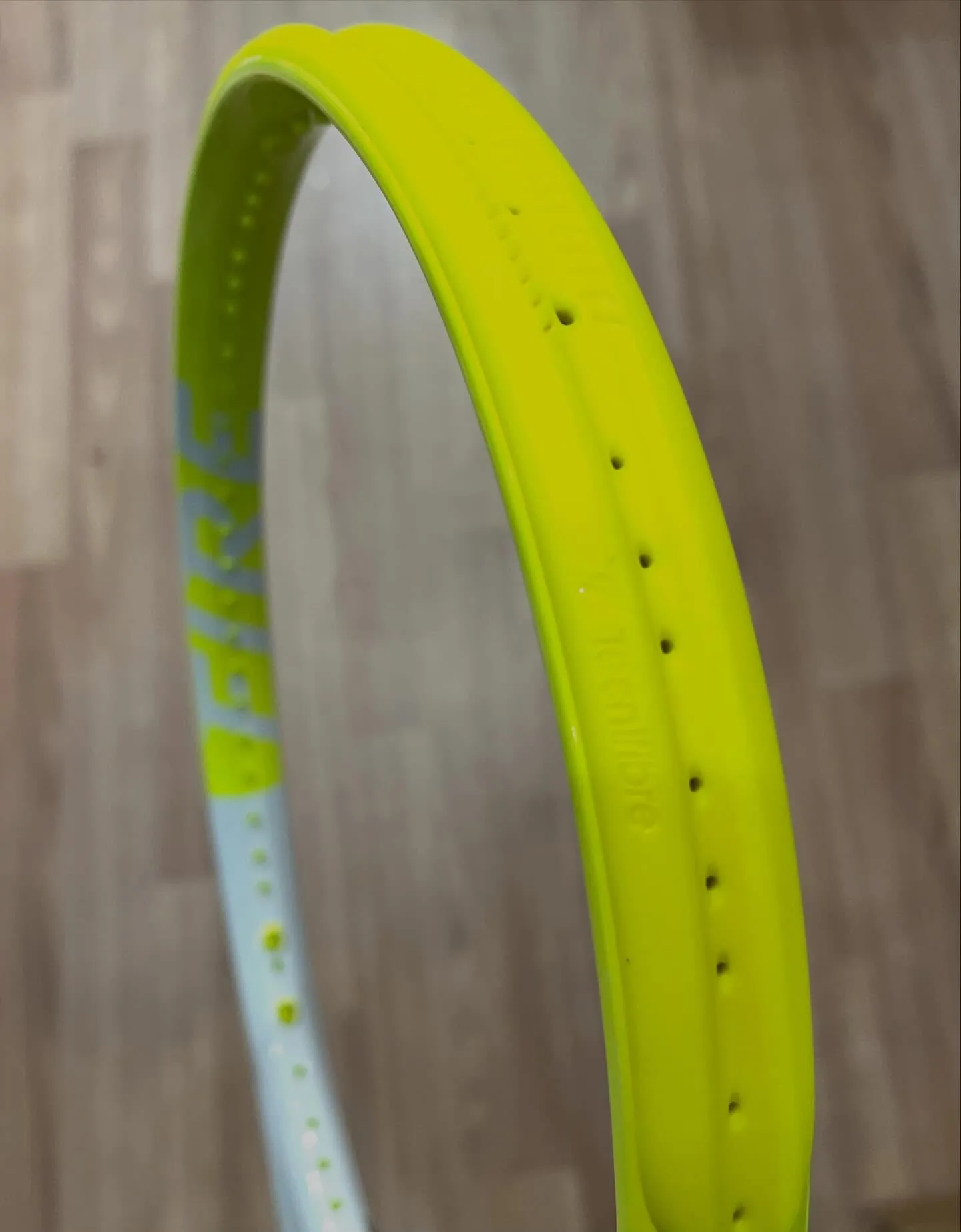 この春、テニファイバーの最新モデル「FIRE300グラム」で...