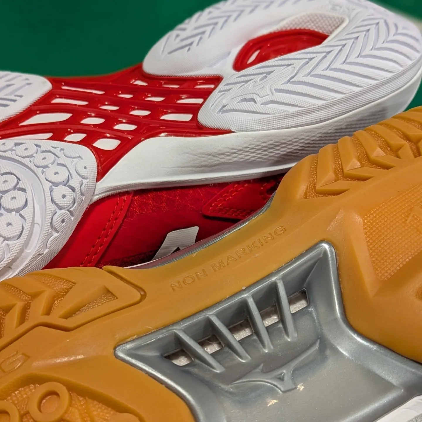 MIZUNOからバドミントン👟　