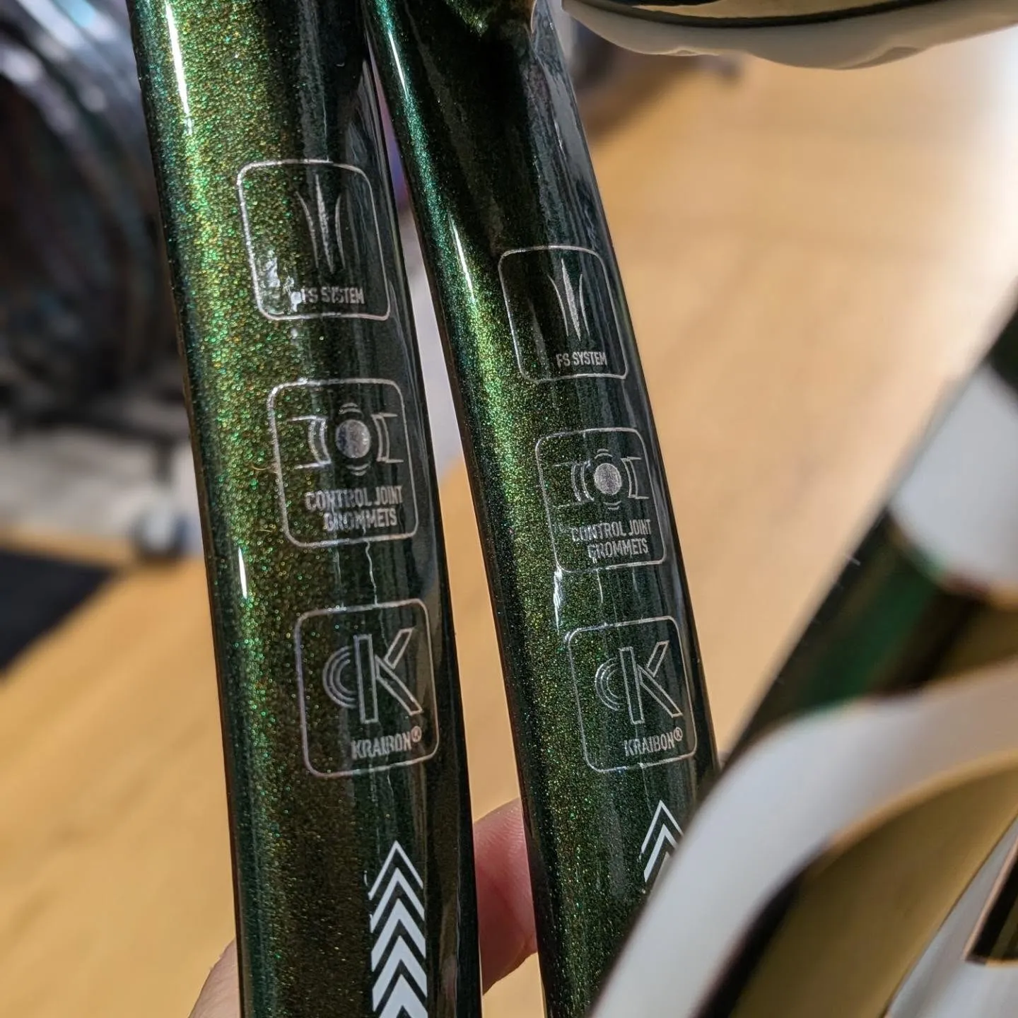 DIADEMから硬式ラケットが新発売で本日入荷しました🎾